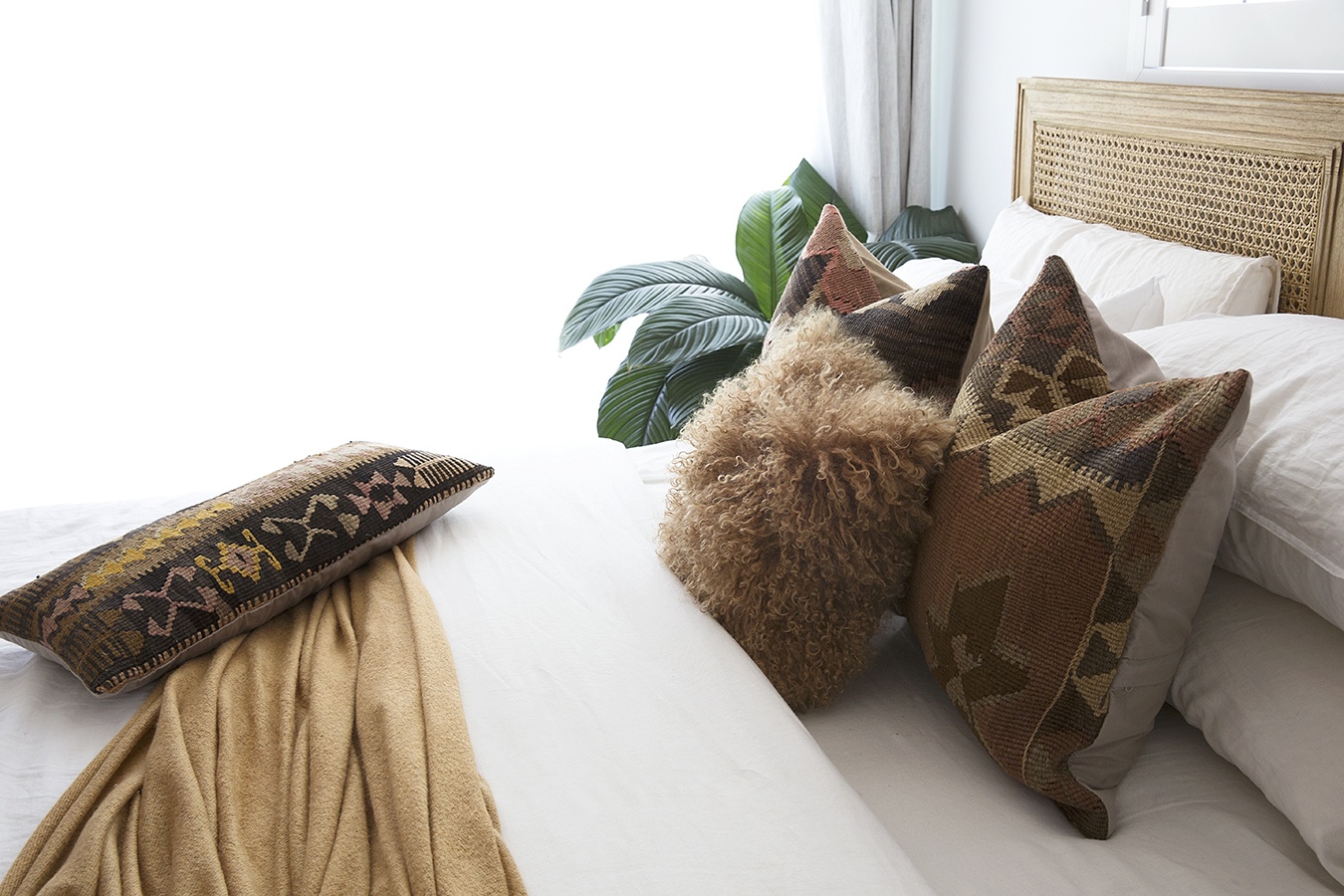 Hamilton Cane Bed King Size Low End Weathered Oak, 195cm Wide x 217cm Long x 122cm High - Image 9