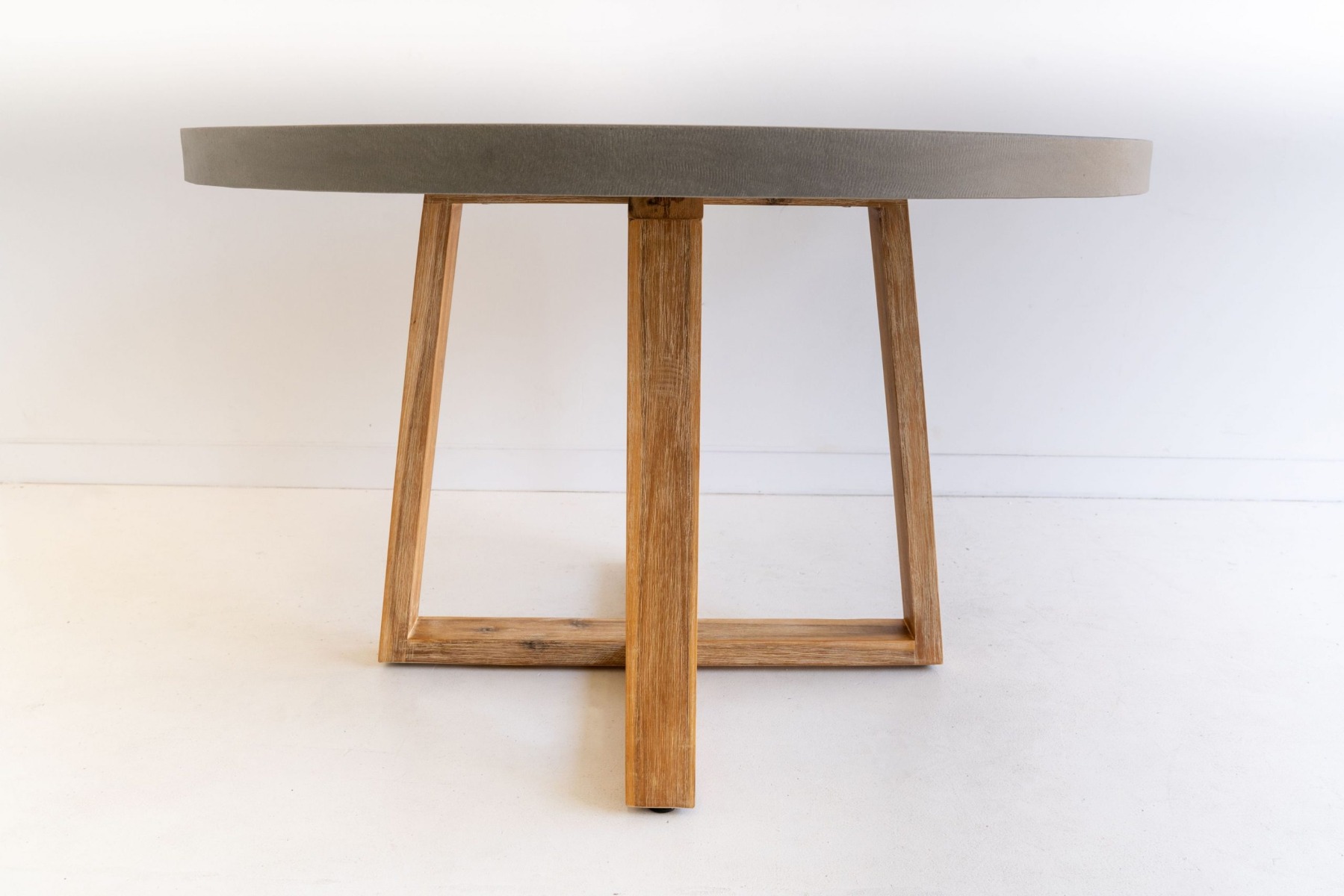 1.0m Alta Elkstone RoundDining Table – Pebble Grey with Light Honey Legs - Image 4